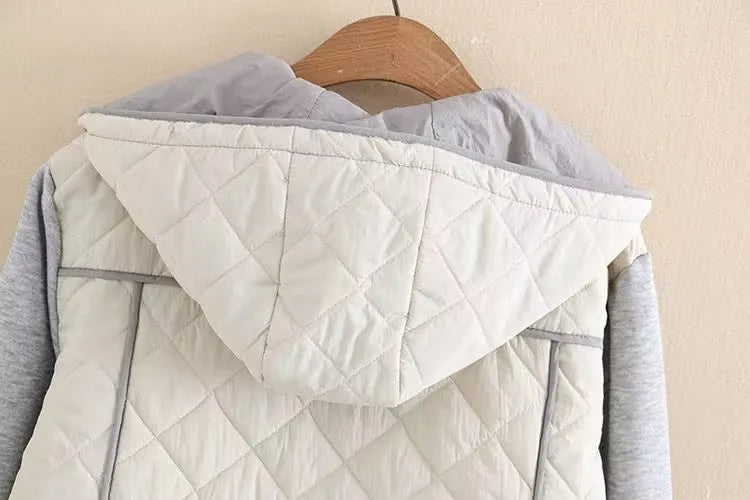 Weiße gesteppte Kapuzenjacke aus Baumwolle, Rückansicht, auf Holzkleiderbügel.