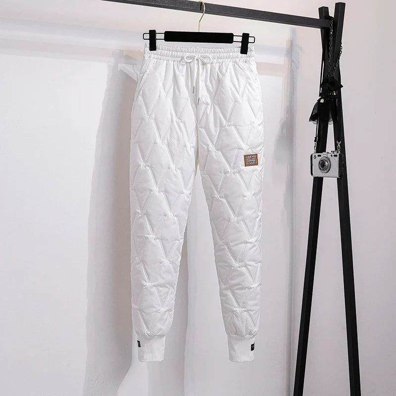 Weiße gesteppte Jogginghose, warm, elastischer Bund, Wintermode, Herrenbekleidung.