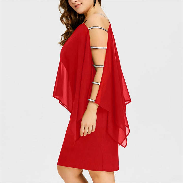 Frau in rotem schulterfreiem Kleid mit transparentem Umhang, elegantes Abendoutfit.
