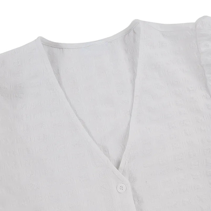 Weiße Damenbluse mit V-Ausschnitt, Knopfleiste, strukturiertem Stoff, elegant und modern.
