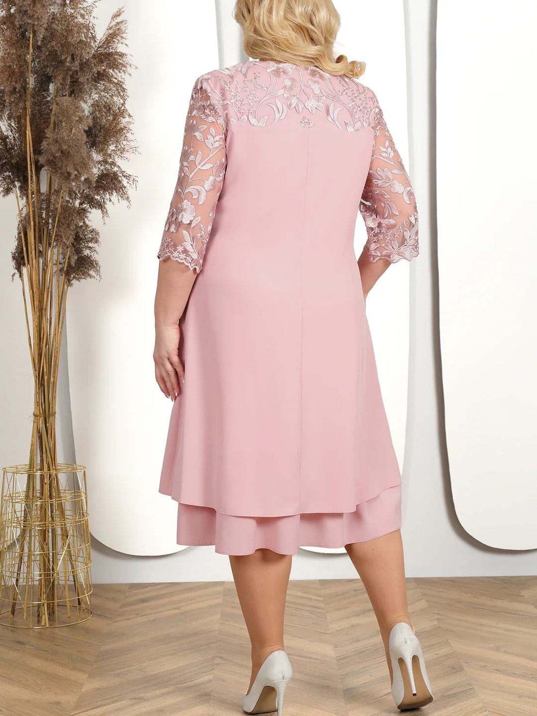 Damenkleid rosa, Spitze, knielang, elegantes Design, festliche Mode, Plus-Size, Rückansicht.