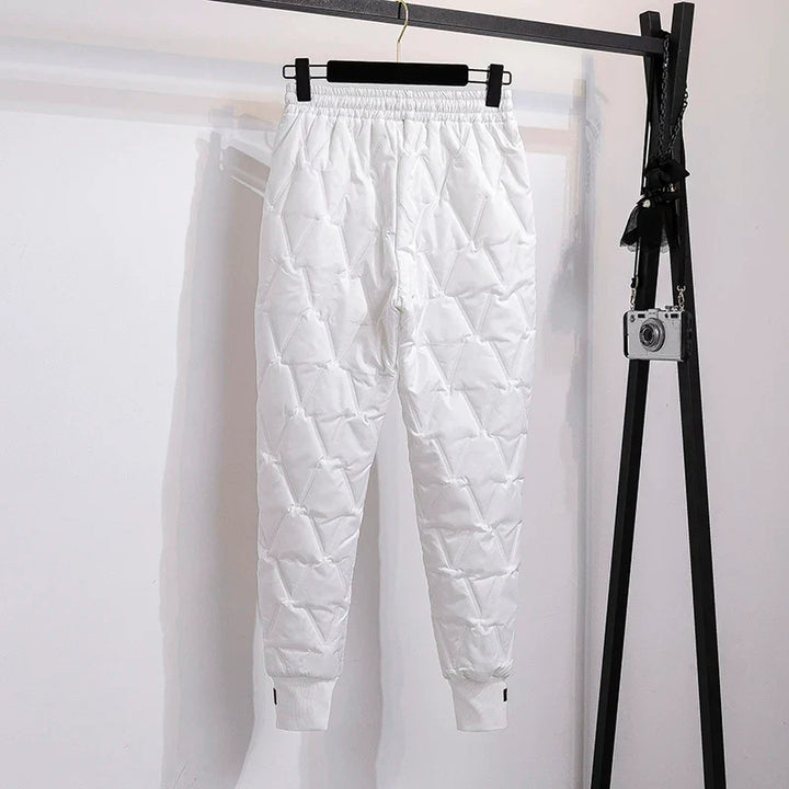 Weiße gesteppte Jogginghose, warm, elastischer Bund, Wintermode, Herrenbekleidung.