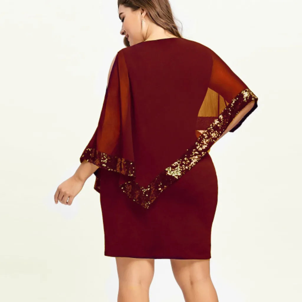 Frau in weinrotem Kleid mit goldenen Pailletten, elegantes Abendkleid, Rückansicht.