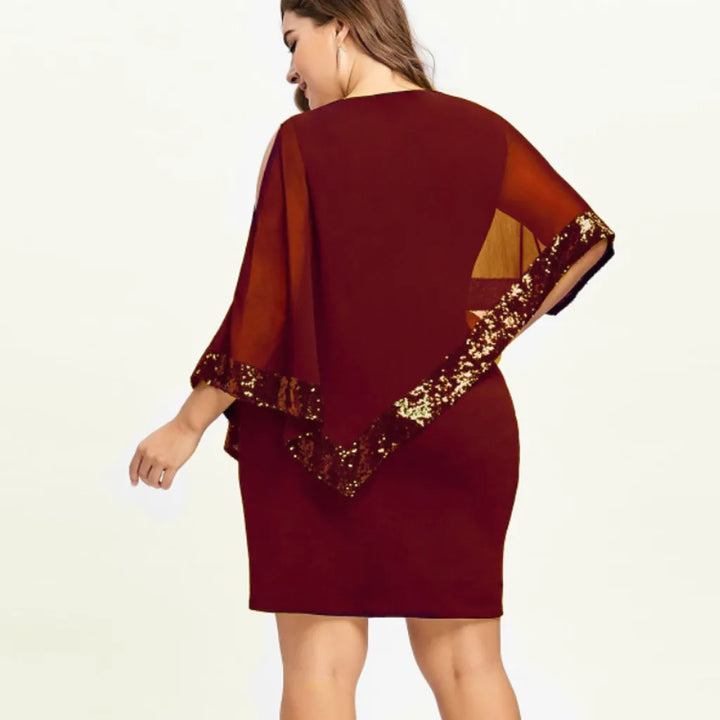 Frau in weinrotem Kleid mit goldenen Pailletten, elegantes Abendkleid, Rückansicht.