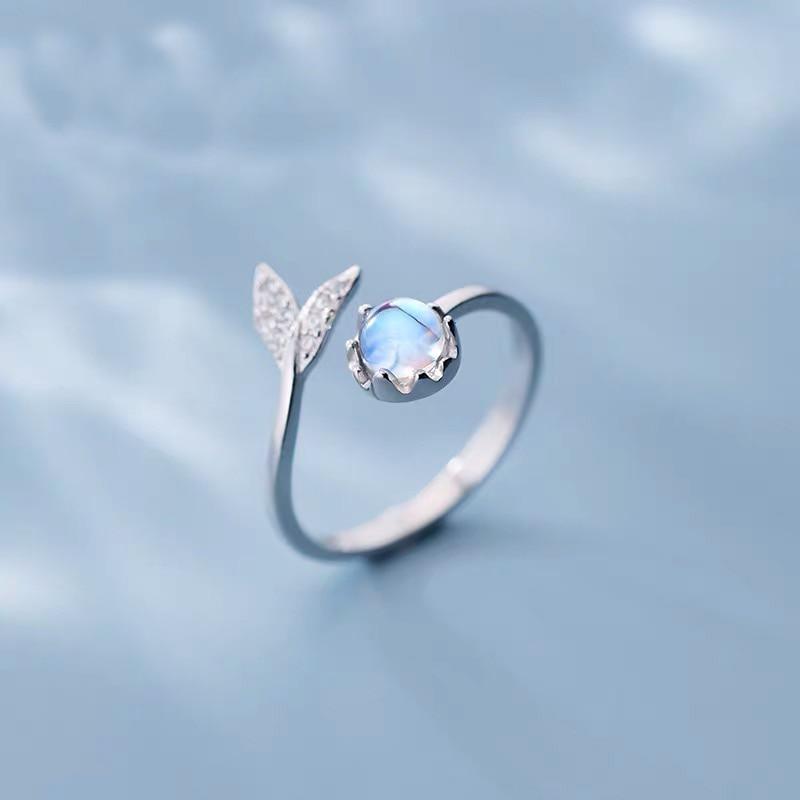 Adjustable Dolphin Tail Ring with Blue Zirconia - Nerina-Nora Luxe
