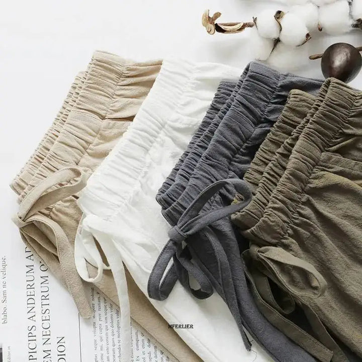 Bequeme Damen-Shorts aus Baumwolle in Beige, Weiß, Grau und Khaki auf Zeitung.