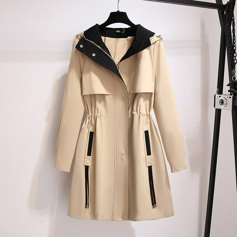 Beiger Damen-Trenchcoat mit Kapuze, Kordelzug, Reißverschlusstaschen, modisch und elegant.