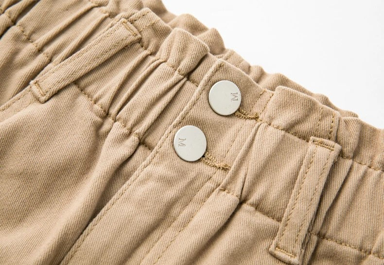 Beige Kinderhose mit elastischem Bund und Knöpfen, Baumwolle, bequem, modisch.
