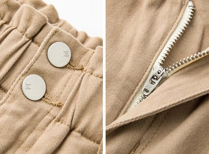 Beige Baumwollhose mit Reißverschluss und Knöpfen, Detailansicht, modische Damenbekleidung.