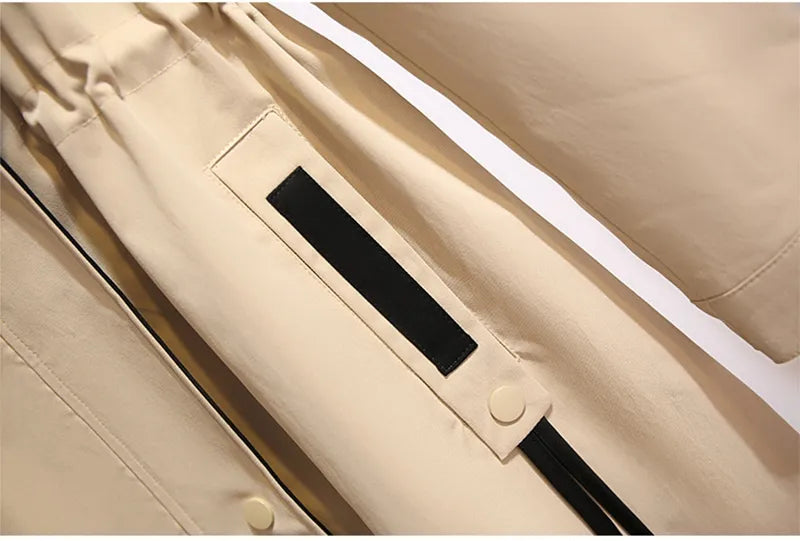 Beige Trenchcoat-Ärmel mit schwarzem Klettverschluss, modische Damenbekleidung, Detailansicht.