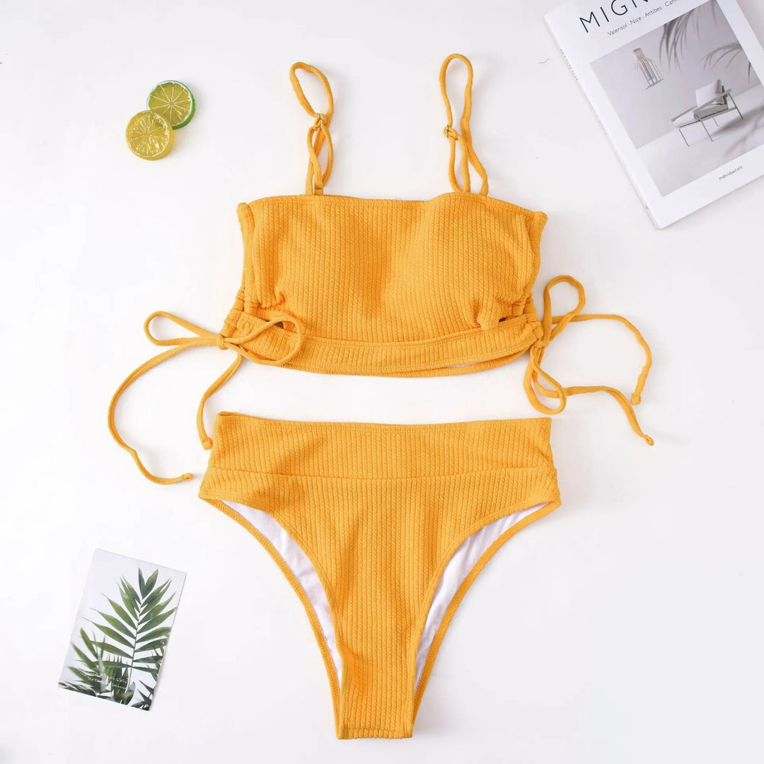 Gelbes Bikini-Set mit Trägern, geripptem Stoff, ideal für Sommer und Strandmode.