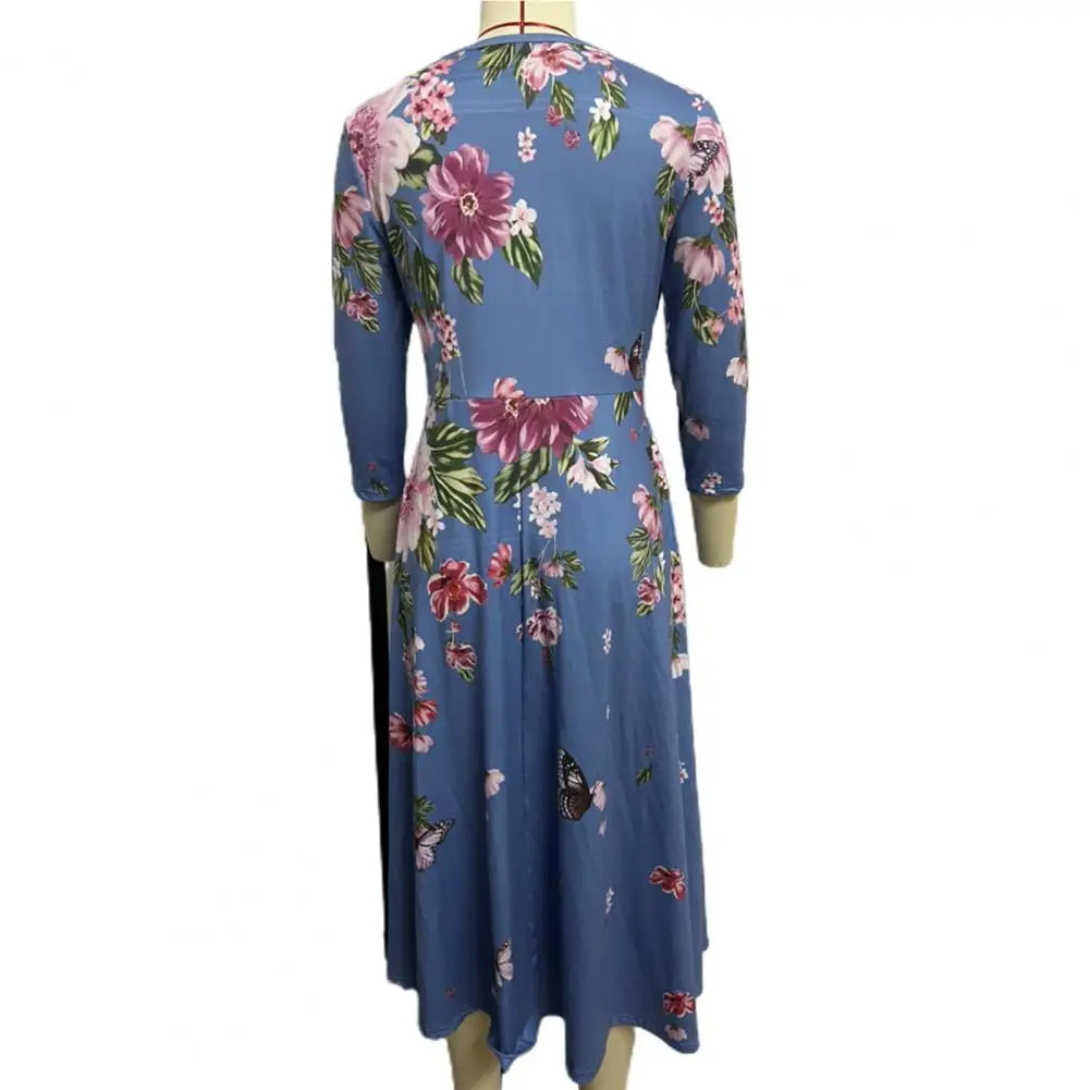 Blaues Damenkleid mit Blumenmuster, langärmelig, knielang, aus Baumwolle.