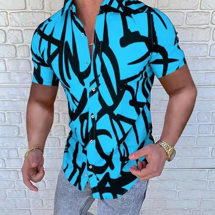Männerhemd blau mit schwarzem Graffiti-Muster, kurzärmelig, modisch, Freizeitkleidung.