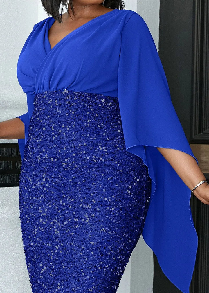 Frau in elegantem, blauem Paillettenkleid mit Cape-Ärmeln, Abendmode, festlich.