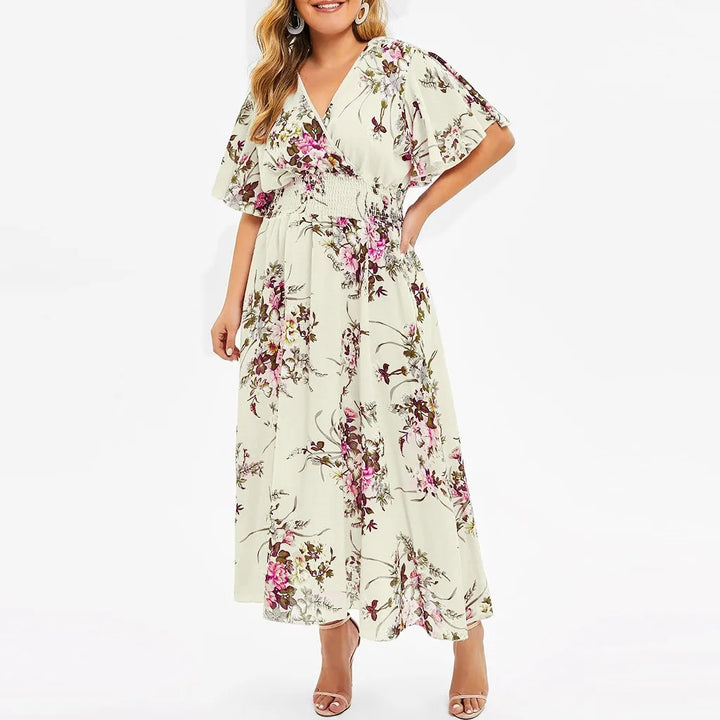 Frau in langem, geblümtem Sommerkleid, V-Ausschnitt, weiß-rosa, elegant, modisch.
