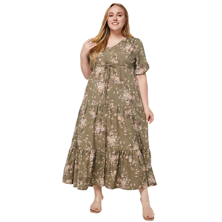 Frau in langem, grünem, geblümtem Kleid, Plus-Size-Mode, Sommerkleid, Freizeitkleidung.