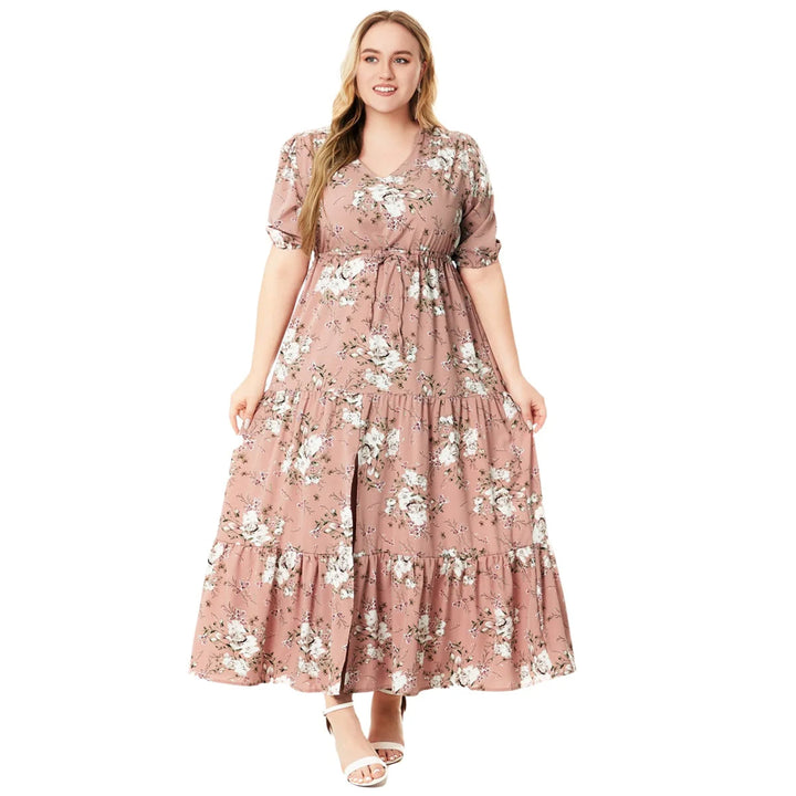 Frau in rosa geblümtem Maxikleid, V-Ausschnitt, kurze Ärmel, Sommermode, Plus-Size-Kleidung.