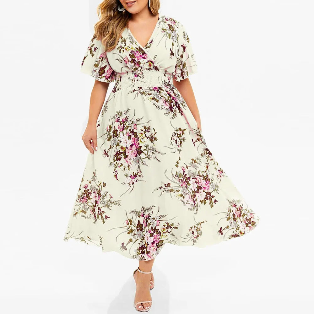 Frau in geblümtem Maxikleid, cremefarben, V-Ausschnitt, Sommermode, elegant, Damenbekleidung.