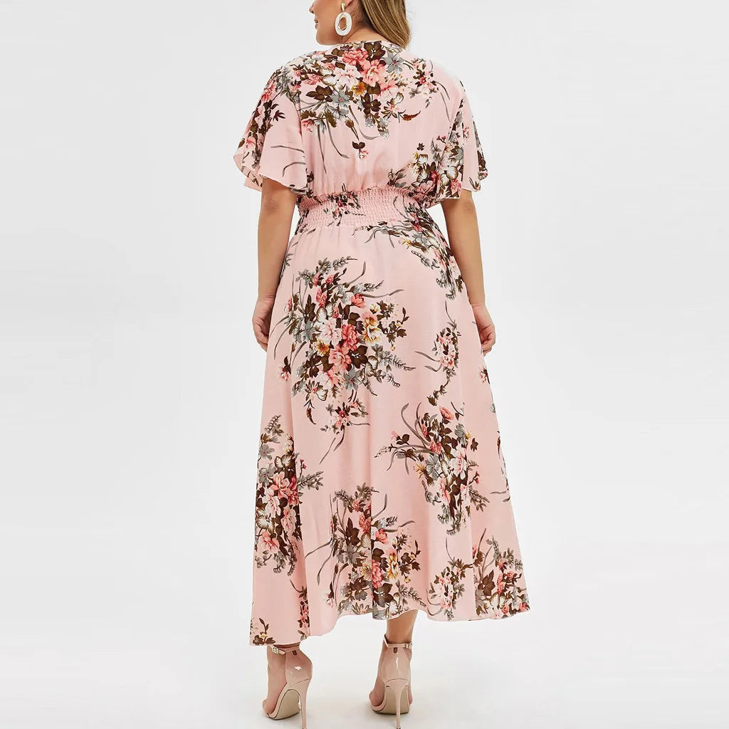 Frau in rosa Maxikleid mit Blumenmuster, Rückansicht, Sommermode, elegante Damenbekleidung.