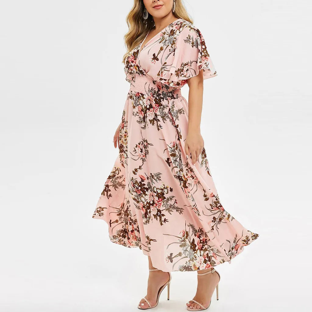 Frau in rosa geblümtem Maxikleid, elegant, Sommermode, fließender Stoff, hohe Absätze.