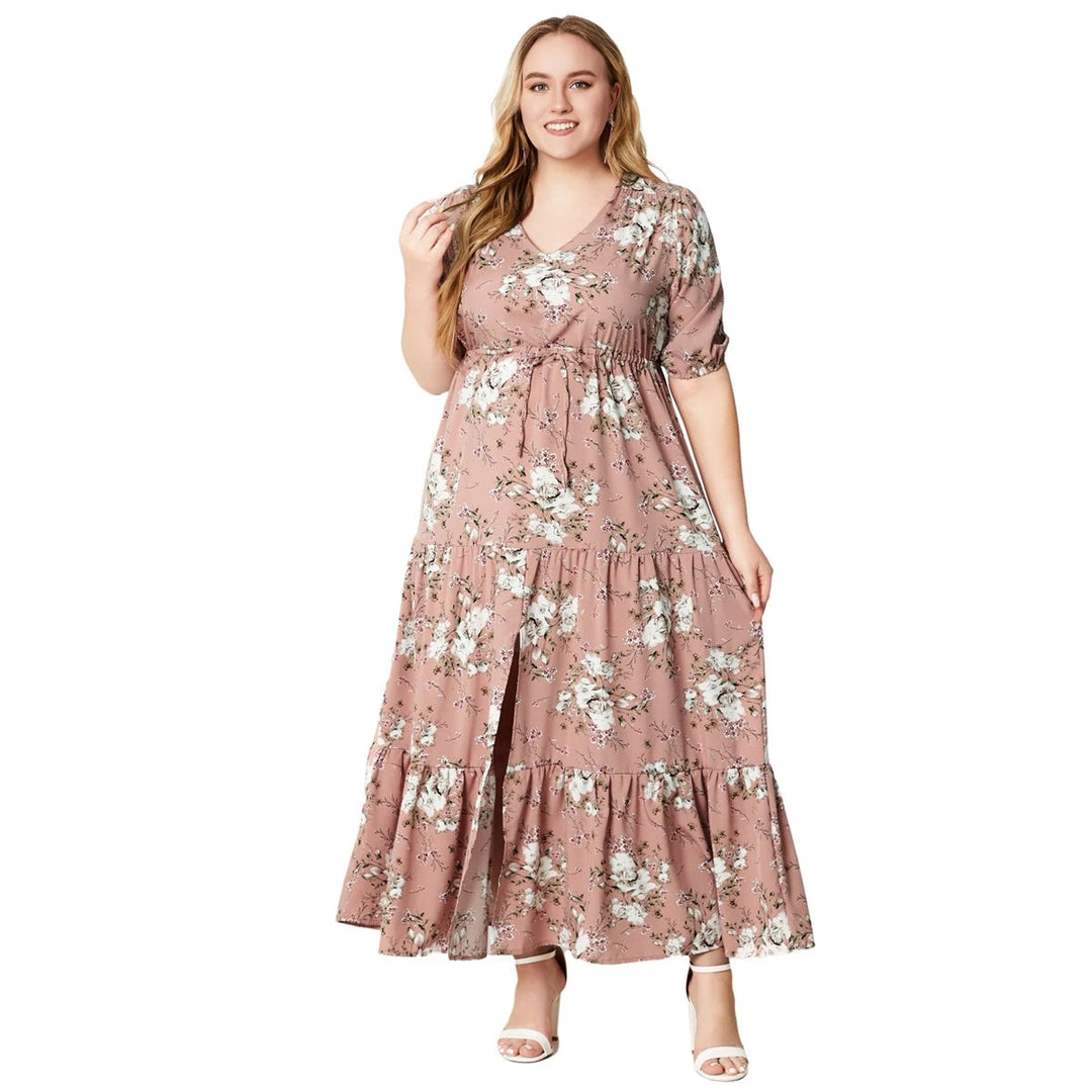 Frau im rosa geblümten Maxikleid, V-Ausschnitt, Plus-Size, Sommermode, elegant, bequem.