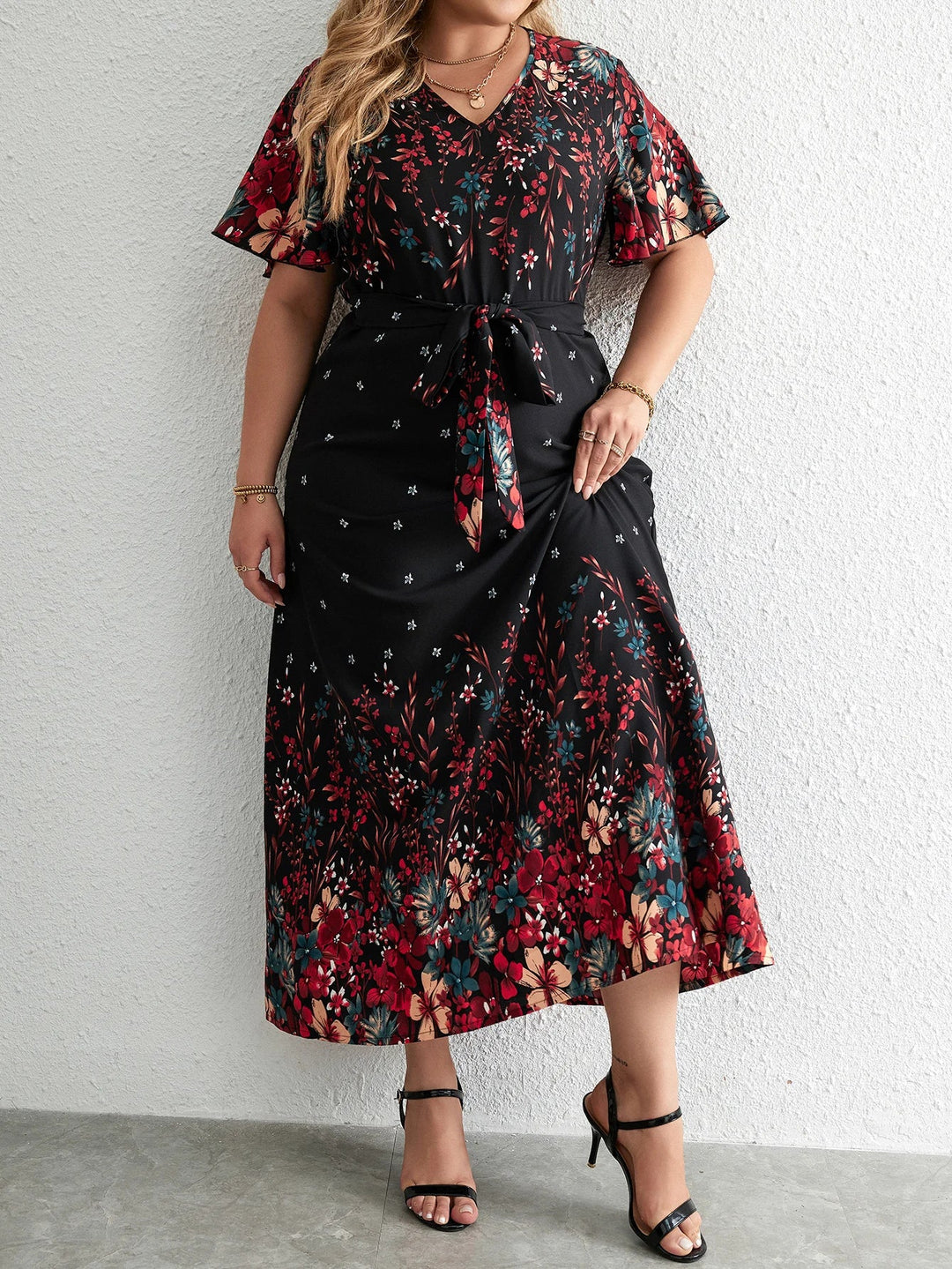 Plus-Size Damenkleid, schwarz mit Blumenmuster, V-Ausschnitt, kurze Ärmel, knielang.