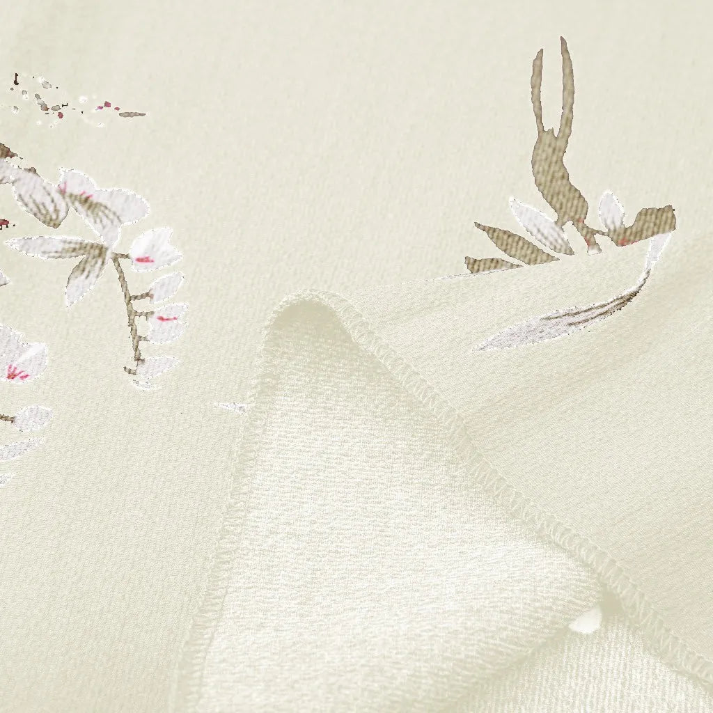Beige Stoff mit floralen Mustern, weiche Textur, ideal für Bekleidung und Dekoration.