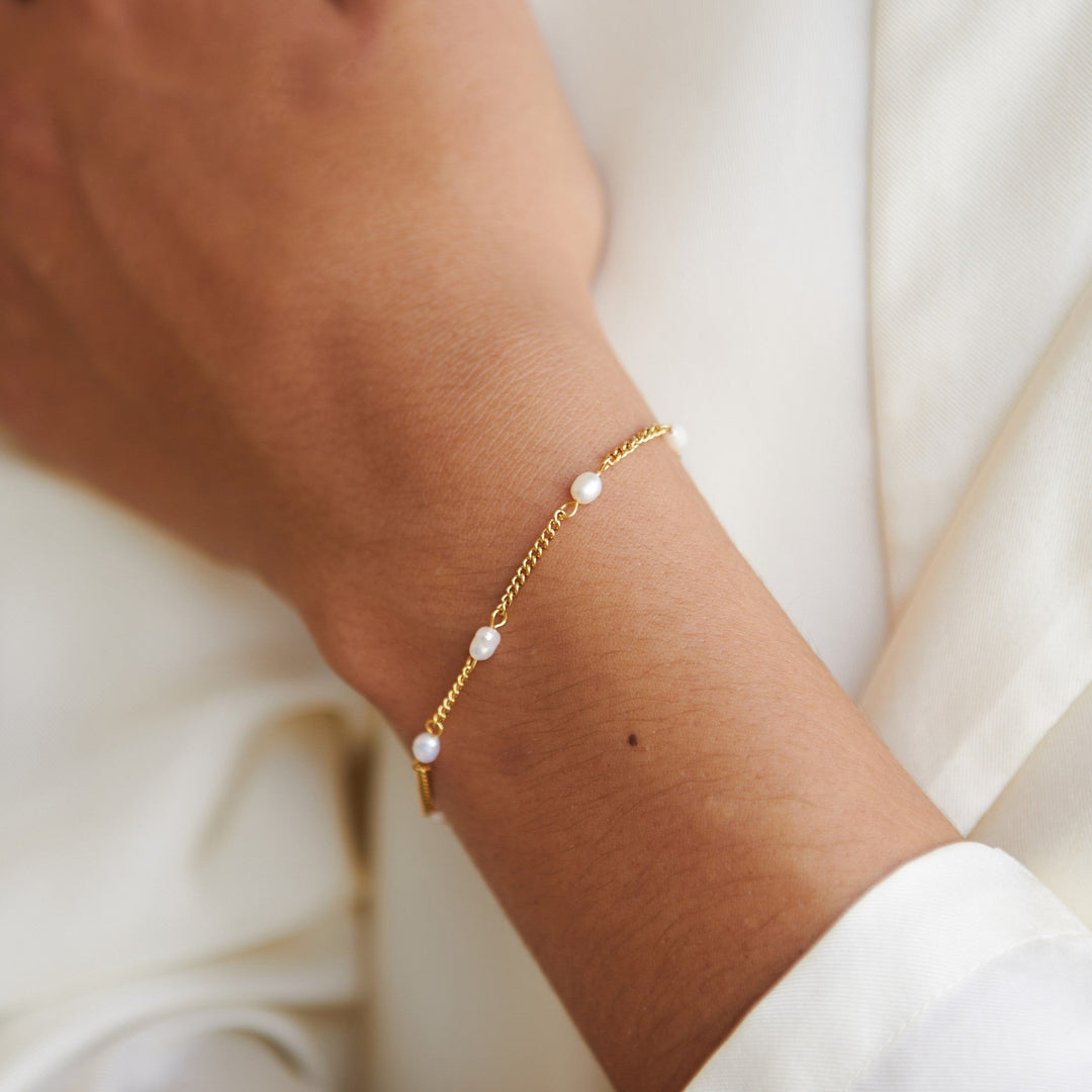 Bracelet with Freshwater Pearls - Amara-Gold-Nora Luxe