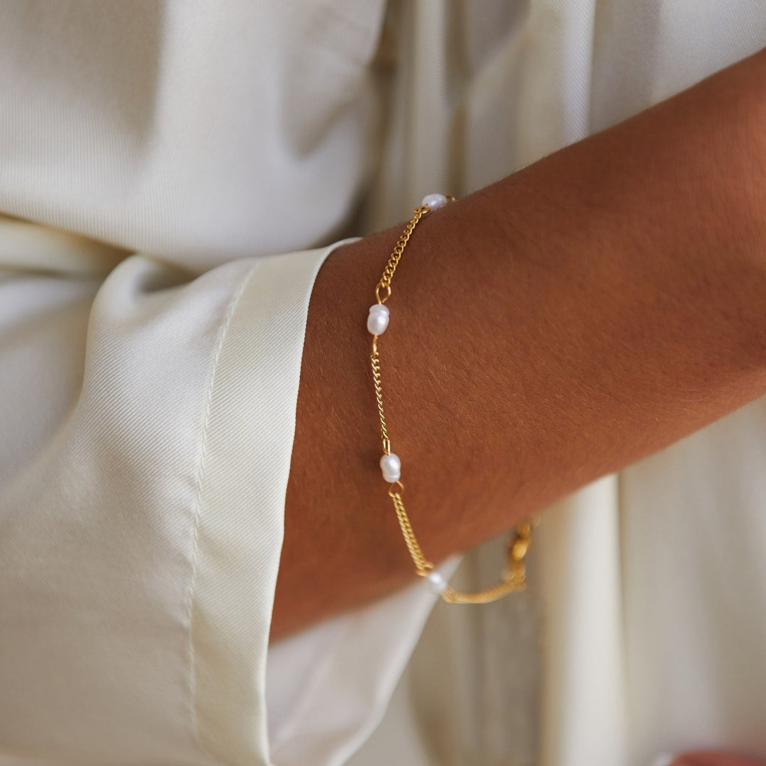 Bracelet with Freshwater Pearls - Amara-Gold-Nora Luxe