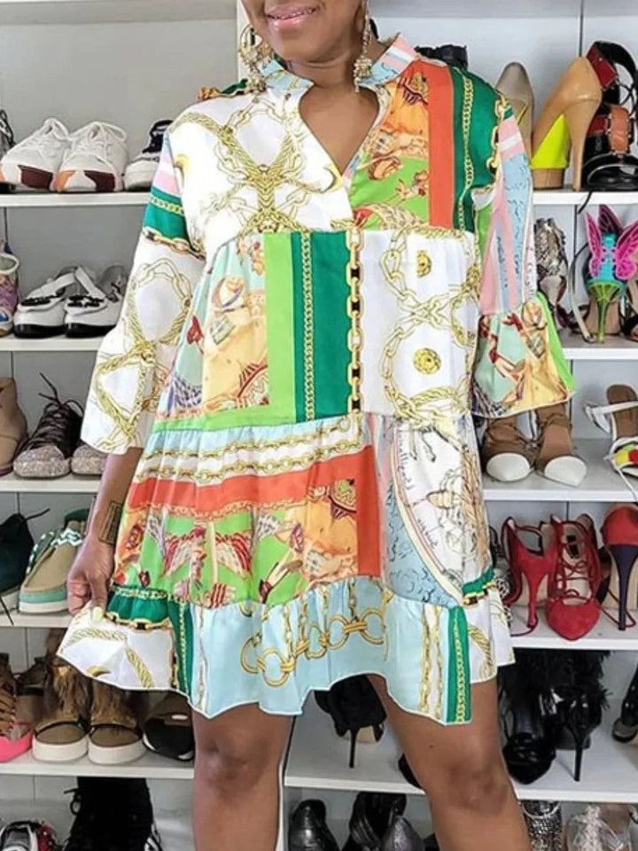 Frau in buntem, gemustertem Kleid vor Schuhregal, Mode, Damenbekleidung, Freizeitkleid.