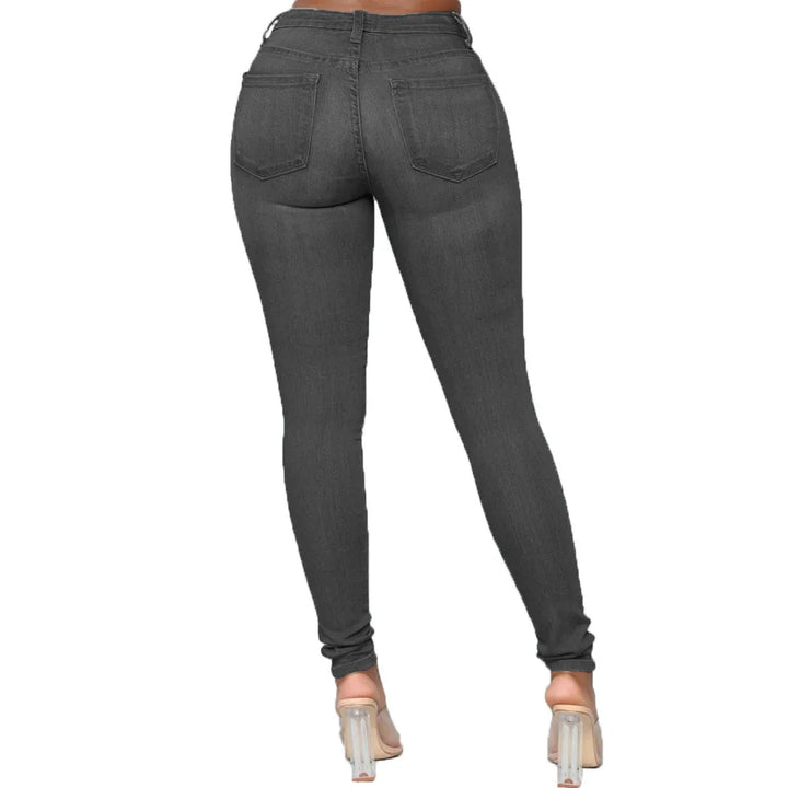 Damen graue Skinny-Jeans, hohe Taille, Rückansicht, modisch, figurbetont, Denim-Look.