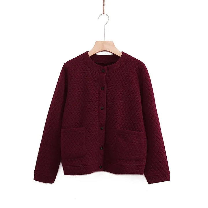 Bordeauxrote gesteppte Damenjacke, Knopfleiste, Taschen, Herbstmode, elegant, warm.