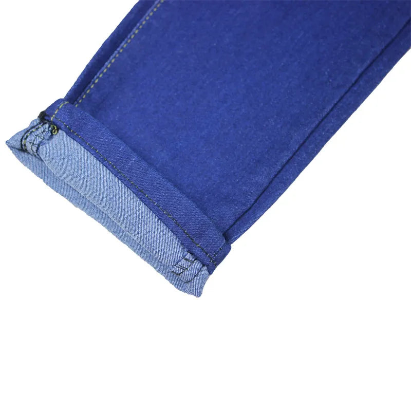 Blauer Jeansstoff, umgeschlagener Saum, hochwertige Denim-Mode, Detailansicht.