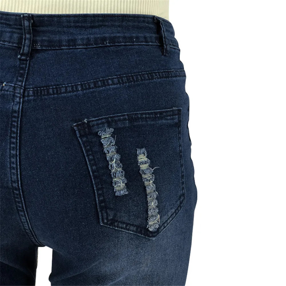 Dunkelblaue Jeans mit zerrissener Gesäßtasche, modische Damenbekleidung, Denim-Hose.