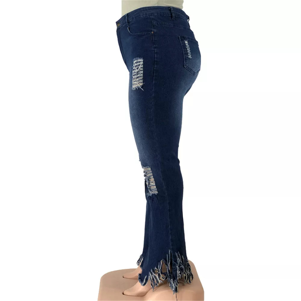 Damen-Jeans, dunkelblau, zerrissen, Fransen, modisch, Denim, seitliche Ansicht.