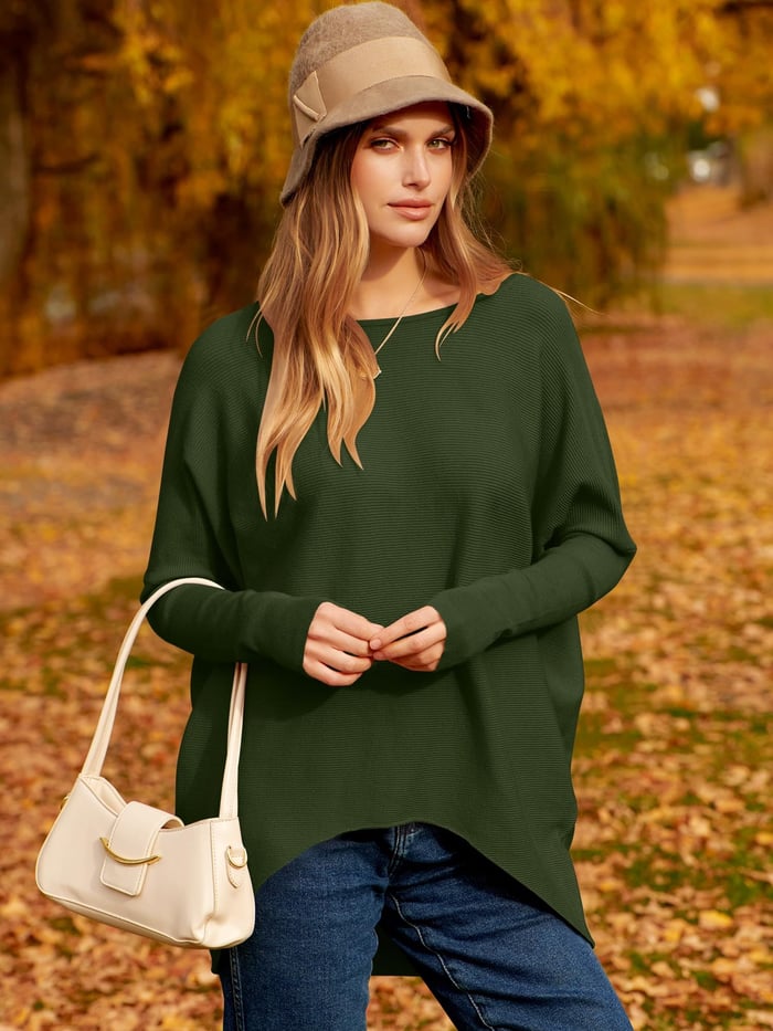 Frau im grünen Pullover und Hut, Herbsthintergrund, modische Herbstkleidung, beige Handtasche.