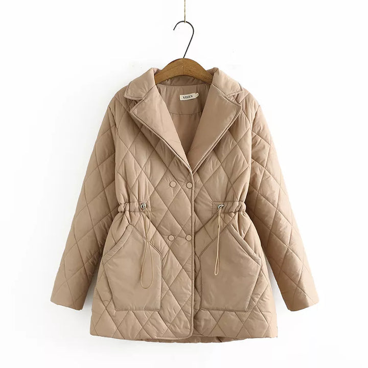 Beige gesteppte Damenjacke mit Kordelzug, eleganter Herbstmantel, modische Oberbekleidung.