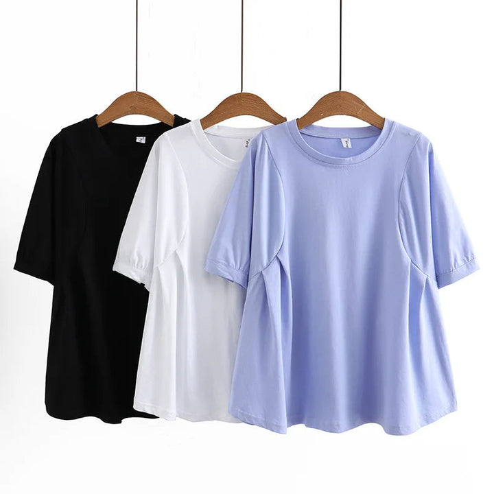 Drei Damen-T-Shirts, schwarz, weiß, blau, aus Baumwolle, kurzärmelig, auf Kleiderbügeln.