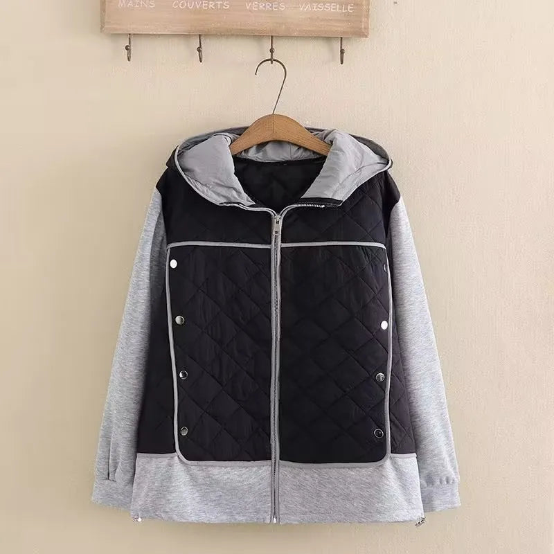 Schwarze gesteppte Jacke mit grauen Ärmeln und Kapuze, Reißverschluss, lässiger Stil.