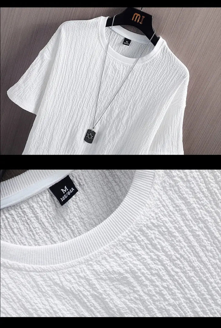 Weiße Herren-T-Shirt aus Baumwolle mit Strukturmuster, lässig, auf Kleiderbügel.