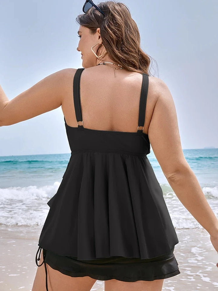 Frau im schwarzen Tankini am Strand, Plus-Size-Bademode, Sommer, Meer, Rückansicht.