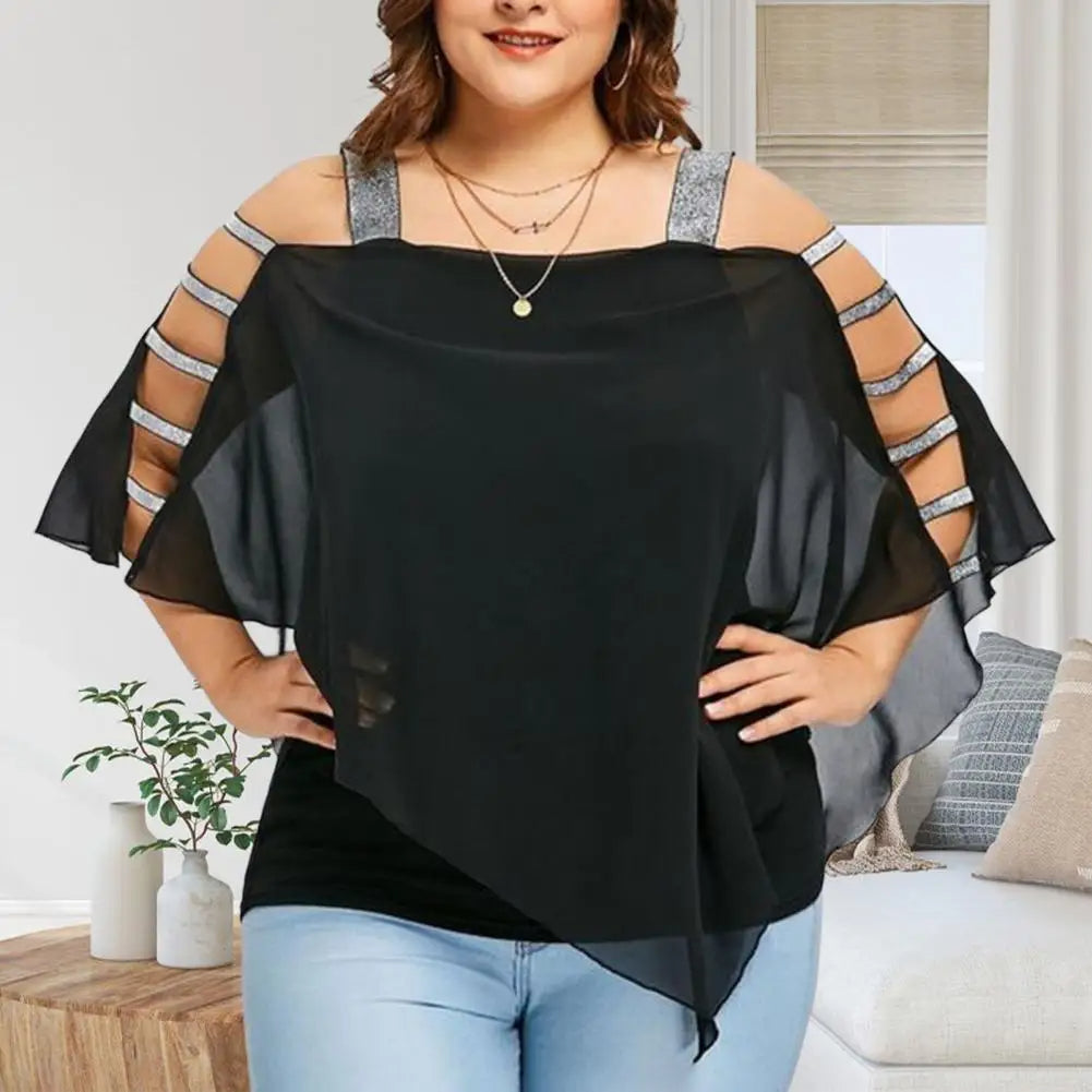 Frau in schwarzer Chiffon-Bluse mit Cut-Out-Ärmeln, lässig, modern, Plus-Size-Mode.