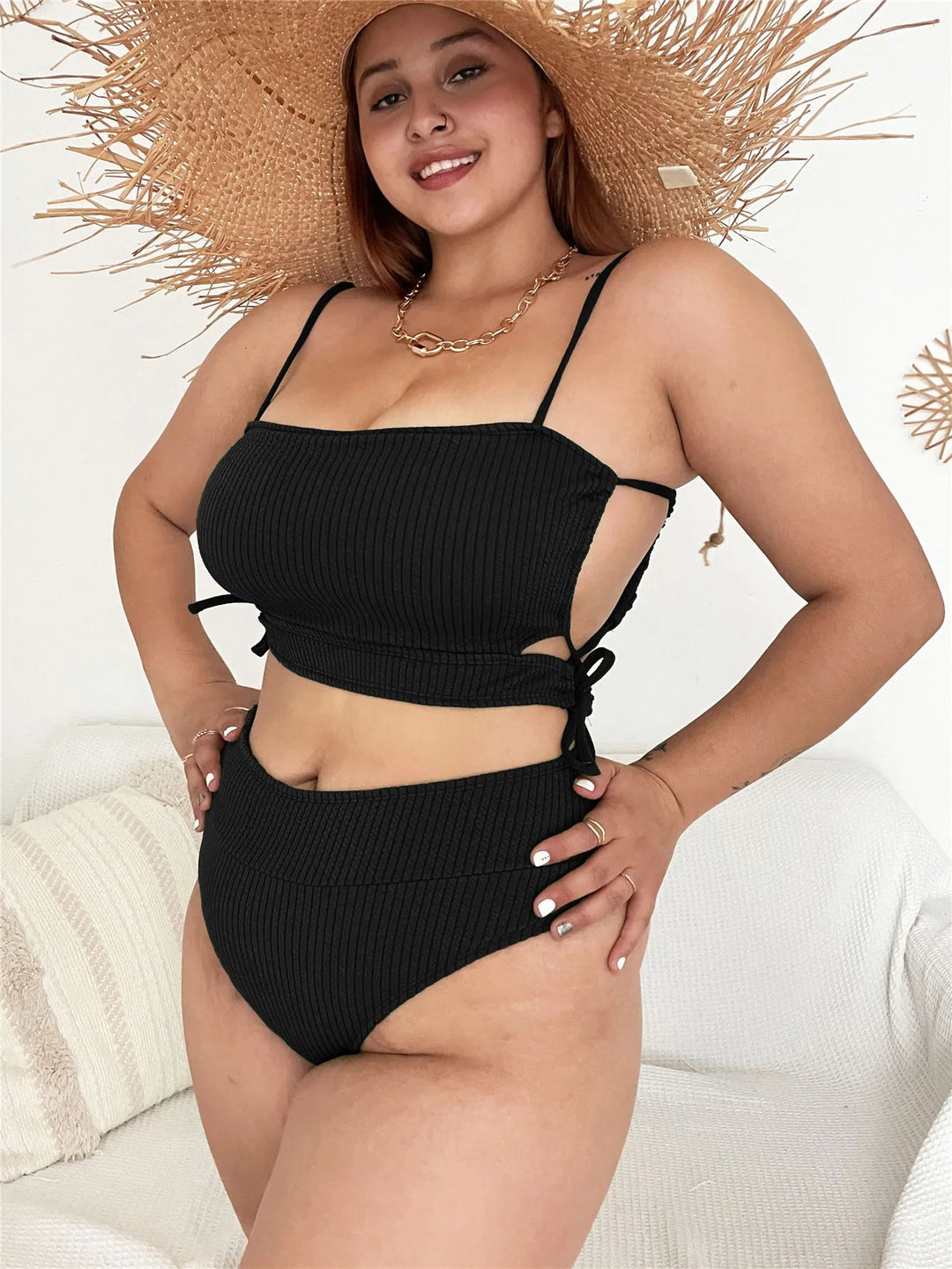 Frau im schwarzen gerippten Bikini mit Strohhut, Sommermode, Strandkleidung, Plus-Size-Mode.
