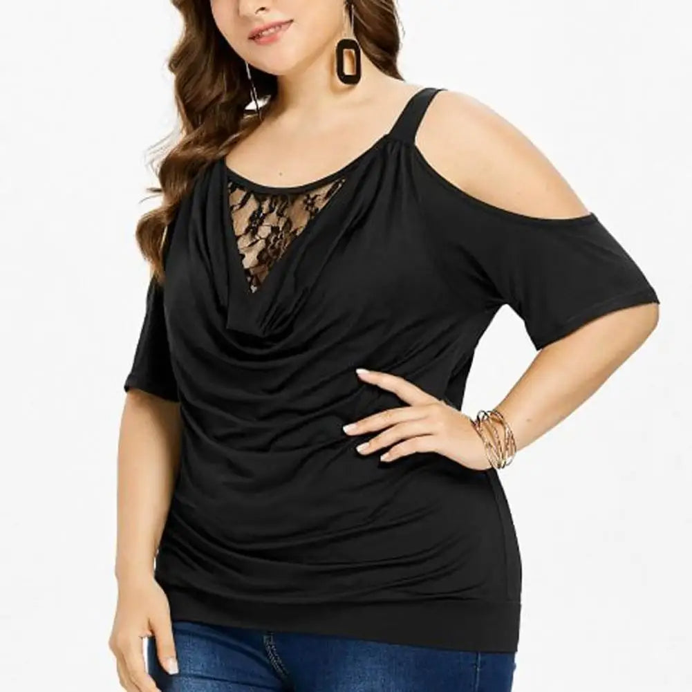 Frau in schwarzem Cold-Shoulder-Top mit Spitzenbesatz, lässige Mode, Plus-Size, elegant.