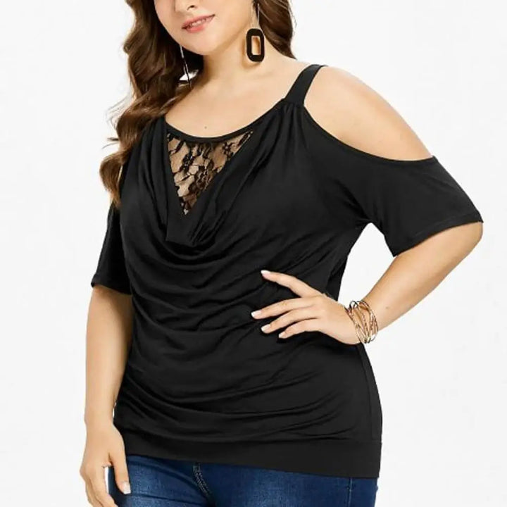 Frau in schwarzem Cold-Shoulder-Top mit Spitzenbesatz, lässige Mode, Plus-Size, elegant.