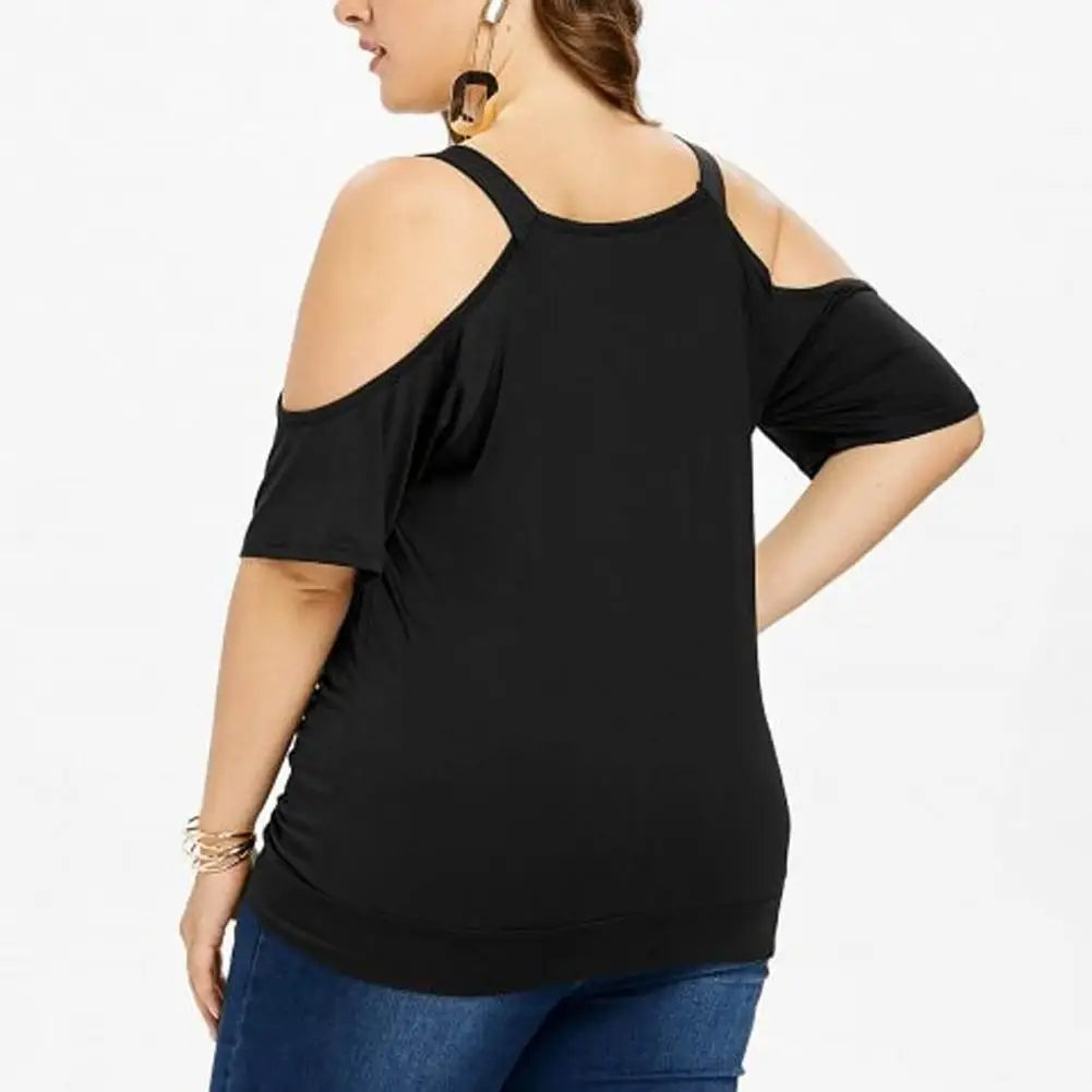 Frau in schwarzem Cold-Shoulder-Top, Plus-Size, lässig, modisch, Rückansicht, Jeans.