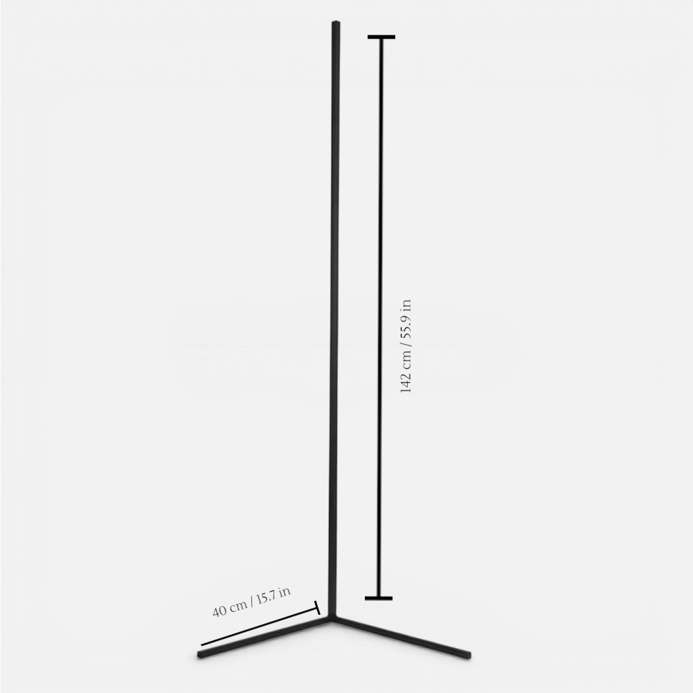 Black lamp on a plain background with dimension lines marking its height of 142 cm and base leg length of 40 cm. 10
