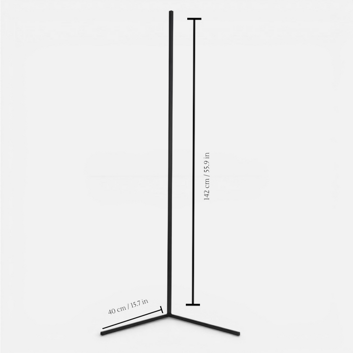 Black lamp on a plain background with dimension lines marking its height of 142 cm and base leg length of 40 cm. 10