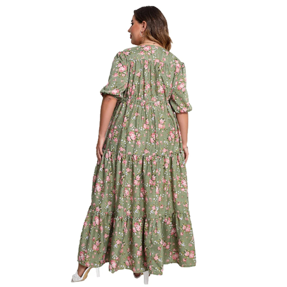 Frau in grünem, geblümtem Maxikleid aus Baumwolle, Rückansicht, Sommermode.