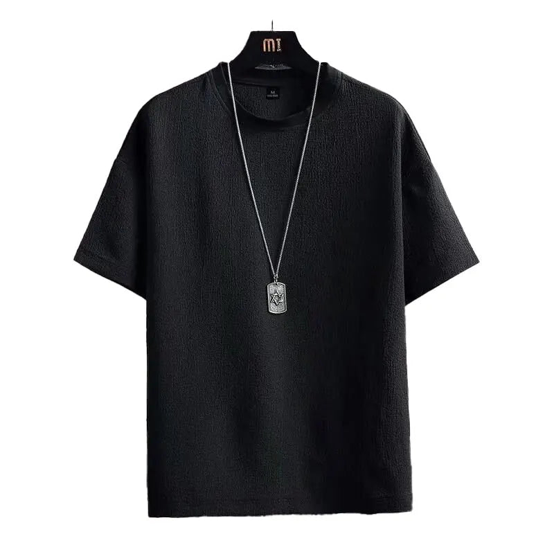 Schwarzes T-Shirt aus Baumwolle mit Kettenanhänger, lässig, Herrenmode, Kurzarm.